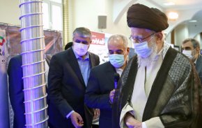 قائد الثورة الاسلامية يتفقد معرض منجزات الصناعة النووية