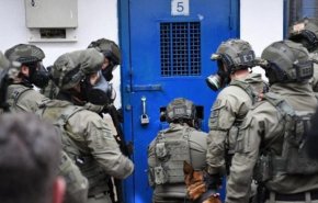الاحتلال يقمع الأسرى في سجن النقب وينقل عددا منهم للزنازين