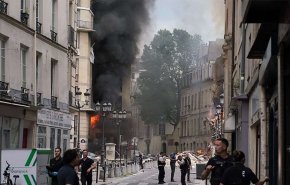 صور وفيديو.. إصابة 16 شخصا في حريق بمبنى بوسط باريس
