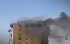 بالفيديو.. حريق ضخم يلتهم فندقا في كربلاء