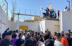 حمله تظاهرات کنندگان عراقی به سفارت سوئد در محکومیت اهانت به قرآن کریم