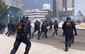 الشرطة الفرنسية تطلق الغاز المسيل للدموع على المحتجين على مقتل 'نائل'