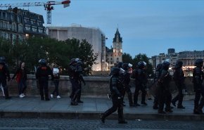 شرطة باريس تخلي شارع الشانزليزيه وسط الاحتجاجات المستمرة