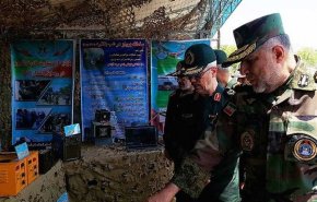 اللواء باقري يزور معرض إنجازات القوات البرية للجيش الإيراني
