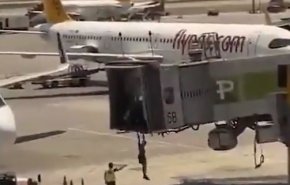 دستگیری 2 صهیونیست در فرودگاه ترکیه بدلیل اخلال در پرواز+ ویدیو