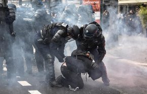 برلماني فرنسي يعلق على الاحتجاجات بتصريحات عنصرية 