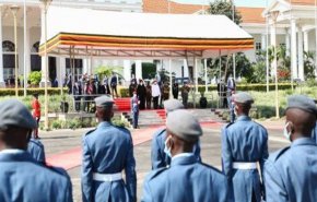 الرئيس الاوغندي يقيم مراسم استقبال رسمية لنظيره الايراني