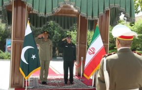 رئيس الاركان الايراني يستقبل قائد الجيش الباكستاني