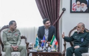 سردار سلامی در دیدار فرمانده ارتش پاکستان: آماده تبدیل مرزهای امنیتی به مرزهای اقتصادی هستیم
