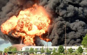 شاهد.. سلسلة انفجارات إثر حريق في منشأة كيماويات في امريكا
