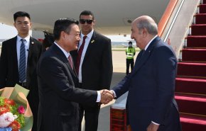 الرئيس الجزائري يصل إلى بكين بدعوة من الرئيس الصيني