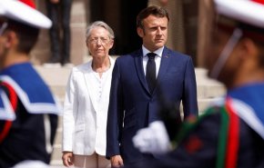 الرئيس الفرنسي يفشل محاولات الإطاحة برئيسة الوزراء 