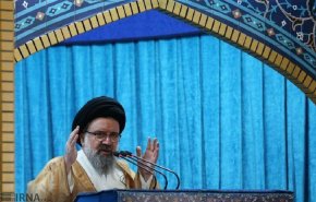 خطيب جمعة طهران: على الشعوب المسلمة ان تجعل السويد تندم على تدنيس القرآن