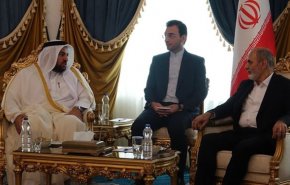 أمين المجلس الاعلى للأمن القومي الايراني يتسلم رسالة من رئيس وزراء قطر +فيديو