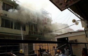 إنقاذ 48 زائرا أجنبيا بعد نشوب حريق في فندق بمدينة النجف + فيديو