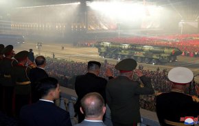 الزعيم الكوري يشرف على عرض عسكري يضم صواريخ بالستية عابرة للقارات