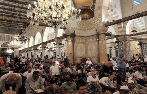 بالصور آلاف المواطنين يؤدون صلاة الفجر العظيم في المسجد الأقصى المبارك