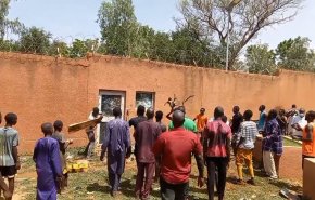 فيديو وصور.. متظاهرون نيجرييون يهاجمون السفارة الفرنسية 