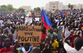 انقلابيو النيجر يحتجزون 4 وزراء وزعيم الحزب الحاكم
