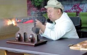 بازدید رهبر کره شمالی از کارخانه‌های اسلحه‌سازی/ تاکید کیم بر مدرن‌سازی سلاح‌های سبک + عکس