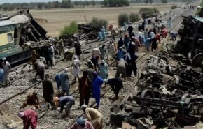 سقوط ضحايا في باكستان جراء خروج قطار عن مساره + فيديو 