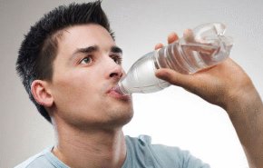 احذر.. شرب الماء بكميات كبيرة دفعة واحدة قد يسبب التسمم!

