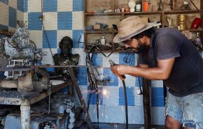 شاهد: تونسي يحول الخردة لأعمال فنية رغم الأمية ومصاعب الحياة