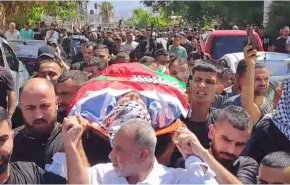 حضور گسترده مردم در مراسم تشییع پیکر جوان فلسطینی/گروه های مقاومت: جنایات صهیونیست ها بی پاسخ نخواهد ماند