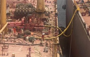 الانتهاء من نقل شحنة النفط الخام من السفينة صافر إلى السفينة البديلة اليمن

