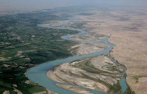 الوفد الفني الإيراني یتفقد محطة قياس المياه في نهر هيرمند