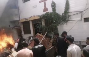 إحراق كنائس في باكستان اثر اتهام عائلة مسيحية بالتجديف