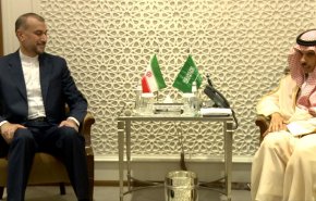 شاهد.. وزير الخارجية الايراني يلتقي نظيره السعودي في الرياض