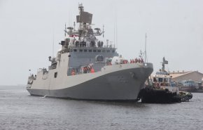 سفينة حربية هندية ترسو في ميناء 