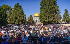 آلاف الفلسطينيين يصلون الجمعة بباحات المسجد الاقصى المبارك 