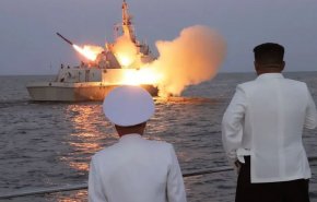 كيم جونغ أون يشرف على اختبار لصاروخ كروز على متن سفينة حربية
