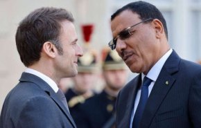 ماكرون يقول إنه يتحدث يوميا مع رئيس النيجر المعزول بازوم!
