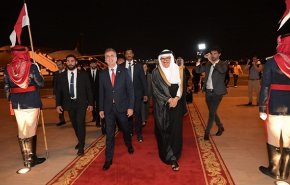 وزير خارجية الكيان الصهيوني يصل إلى المنامة + فيديو
