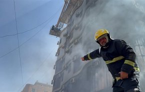 إنقاذ 20 زائراً من حريق نشب بأعلى بناية فندق في النجف الاشرف+صور