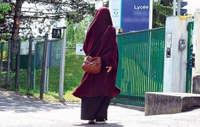 رغم الحظر.. طالبات يرتدين العباءة في أول أيام العام الدراسي بفرنسا