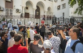 نقابة صحافيي تونس تندد بوضع السلطة يدها على الإعلام