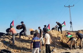 تظاهرات فلسطینیان در مرز نوار غزه با اراضی اشغالی/ حمله مستقیم نظامیان صهیونیست به خبرنگاران