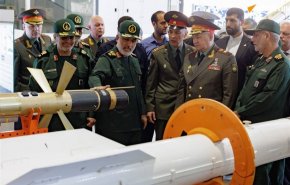 وزير الدفاع الروسي يزور معرض إنجازات قوات الجو فضاء التابعة للحرس الثوري