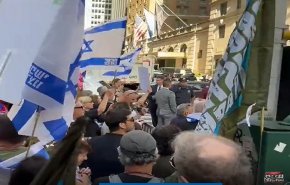 شاهد بالفيديو.. احتجاجات الصهاينة قبيل لقاء نتنياهو مع بايدن