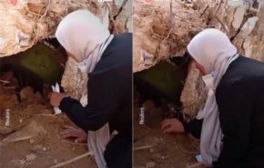 فيديو مؤثر/ امرأة ليبية تنبش عن جثث عائلتها تحت الركام
