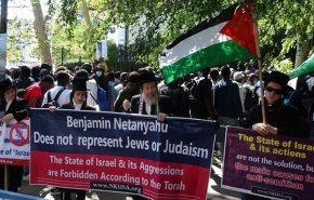 حاخامات يهود يرفعون العلم الفلسطيني ويحتجون على لقاء نتنياهو-بايدن
