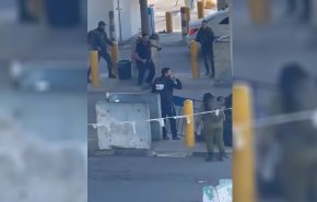 قوات الاحتلال تطلق النار على شاب فلسطيني بزعم تنفيذ عملية دهس+فيديو
