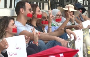 وقفة احتجاجية لعائلات الموقوفين بتهمة التآمر على أمن الدولة التونسية + فيديو