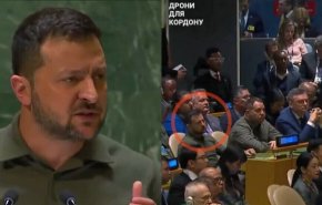 شاهد/زيلينسكي يجلس بين المستمعين لخطابه على المنصة؟!