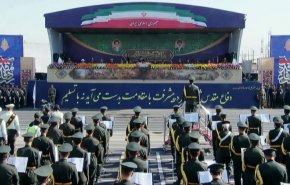إيران تحيي أسبوع الدفاع المقدس بإقامة استعراض عسكري