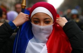 إثر قرار حكومي.. طالبة مسلمة في فرنسا تقدم شكوى أممية!